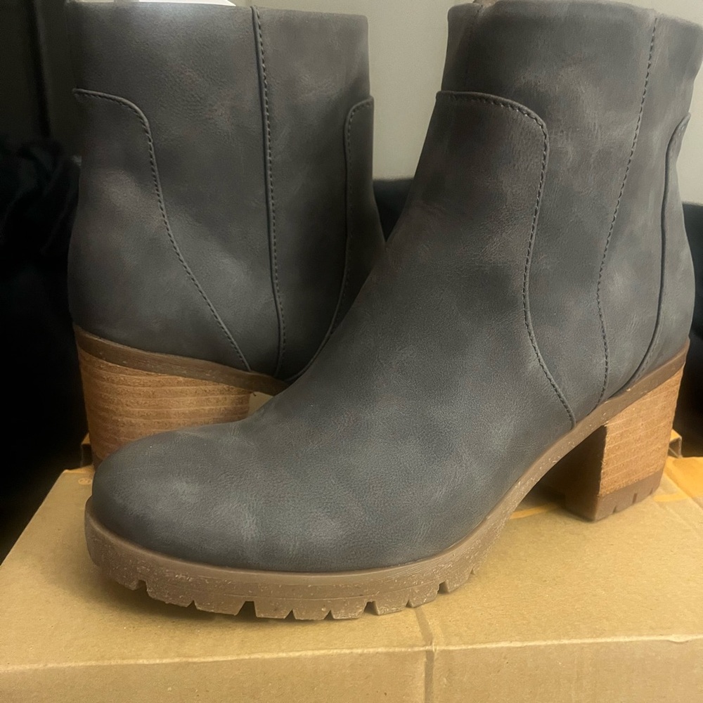 Korks dark grey boots 9 1/2